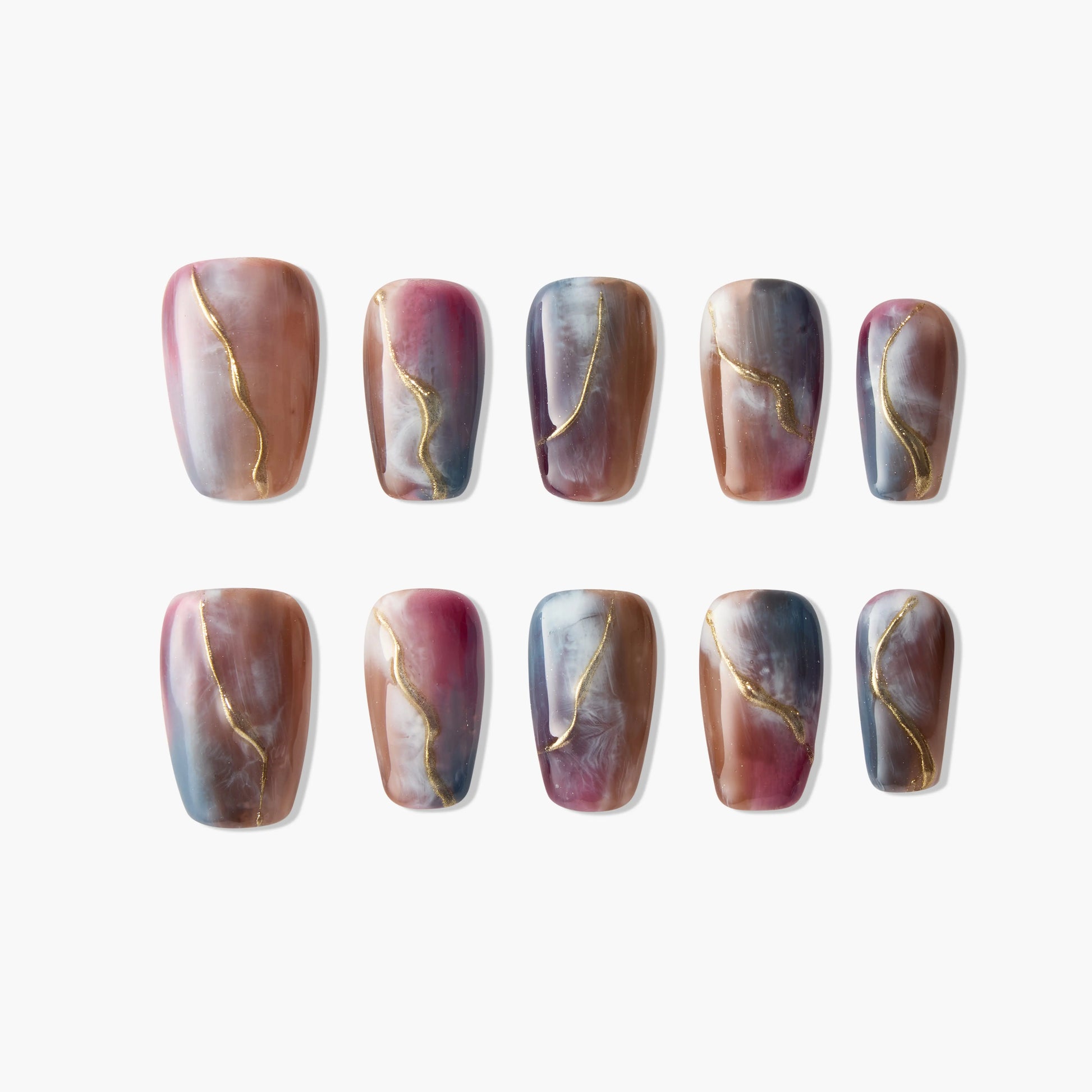 Dreamy Gold Lines Emily’s Nail